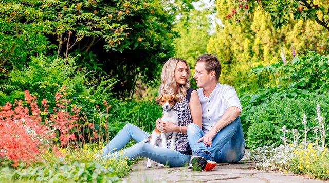 Hundefotoshooting Kooikerhondje Welpe im Blumenmeer mit Frauchen und Herrchen in Dresden